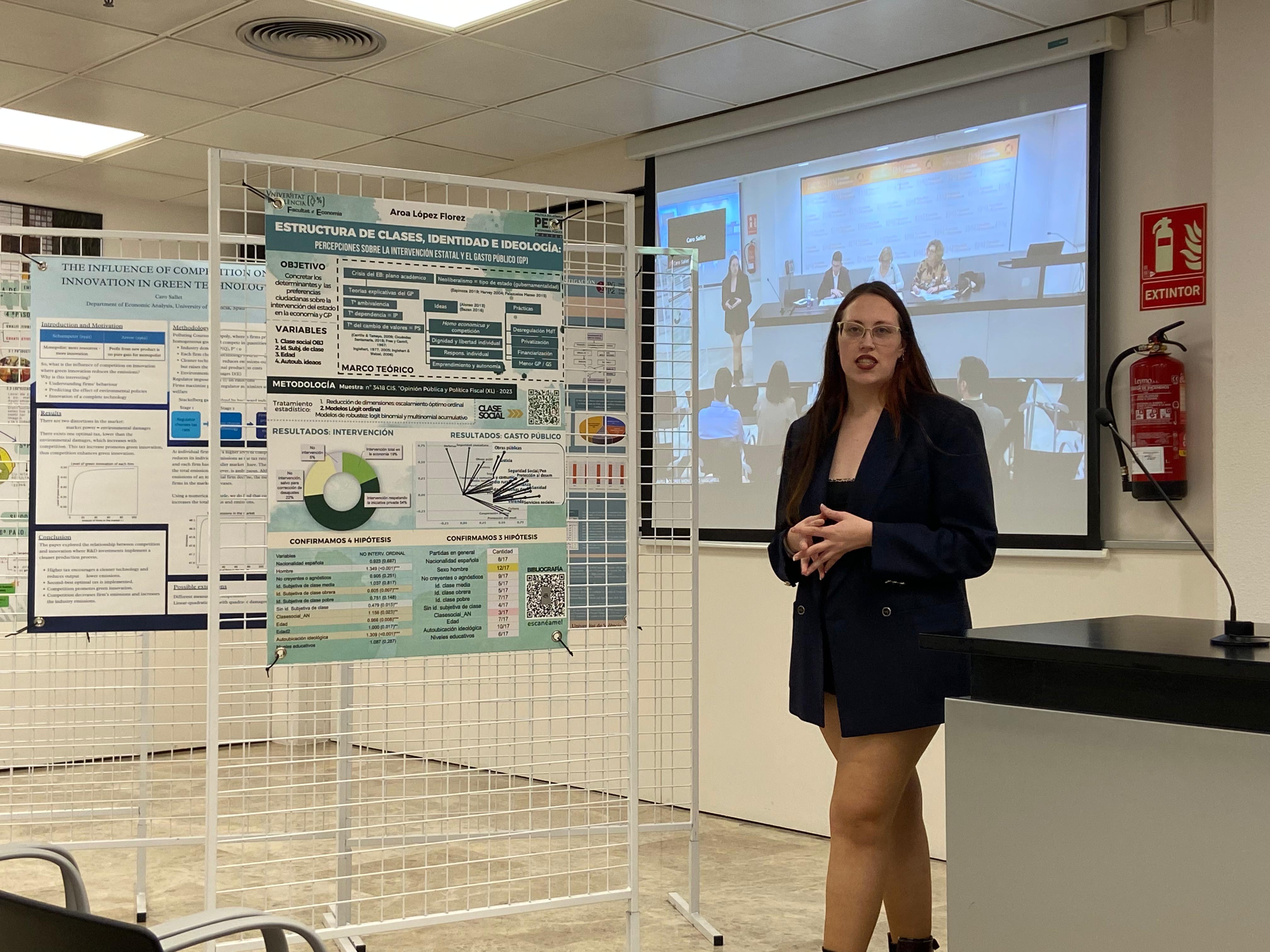 Foto de Aroa López presentando su TFM
